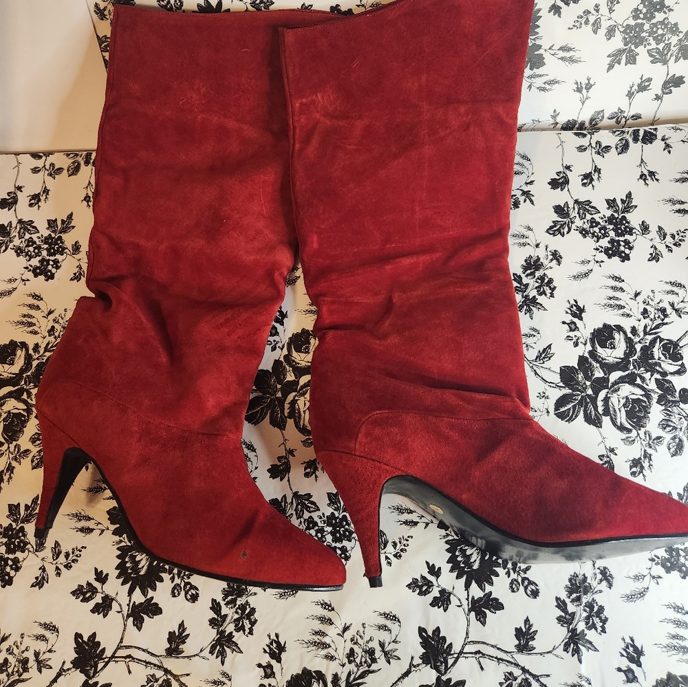Red heeled boots  b10